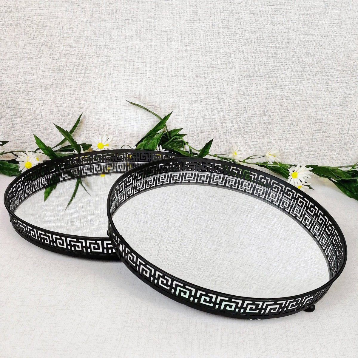 Black mirror trays circular set of 2