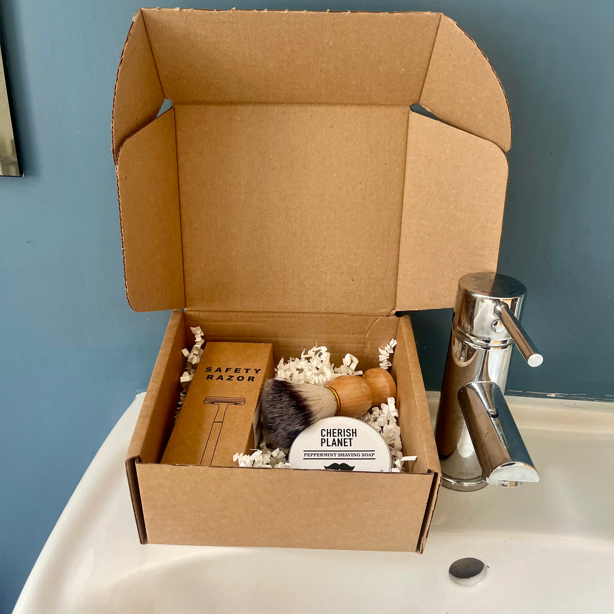 Men's Shaving Kit with Safety Razor, Shaving Soap, and Shaving Brush - Complete Grooming Set for a Close and Smooth Shave