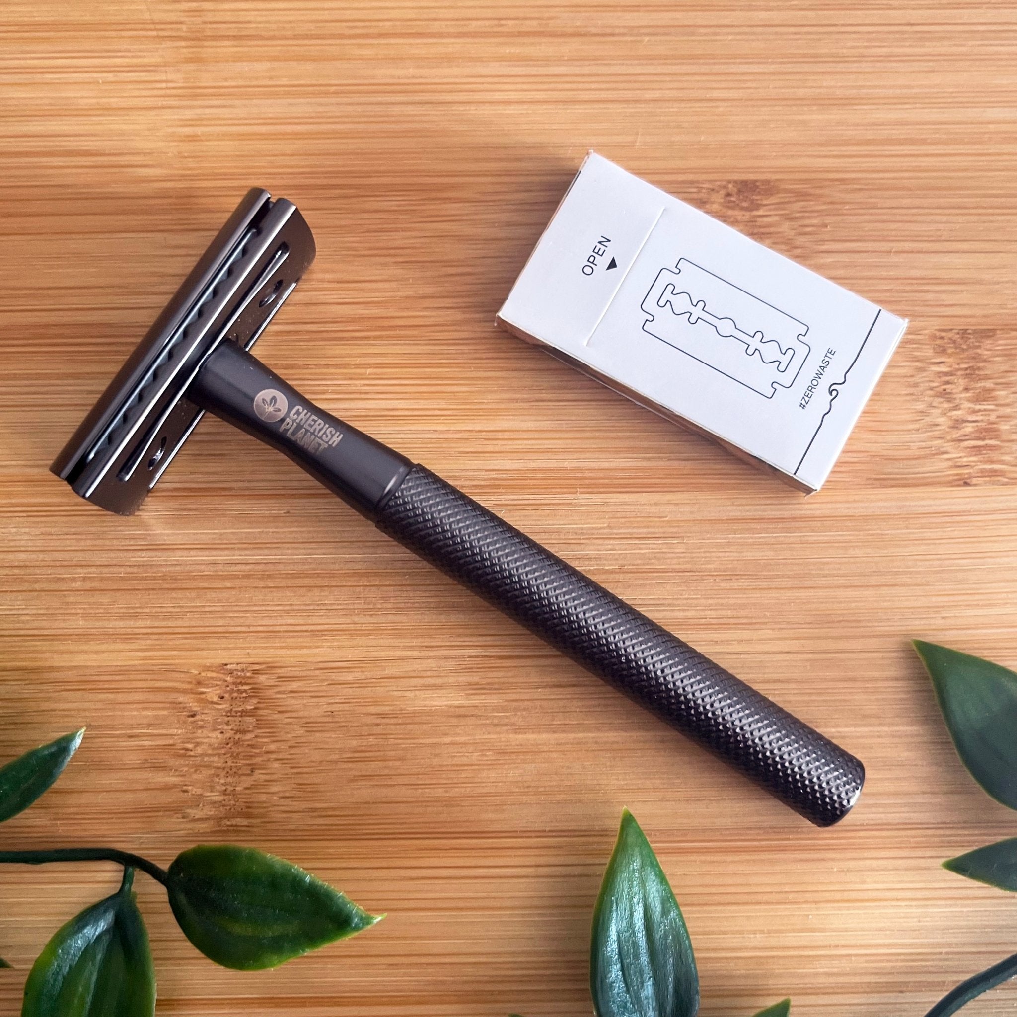 Zinc Alloy Safety Razor with Replaceable Blades (5 Included